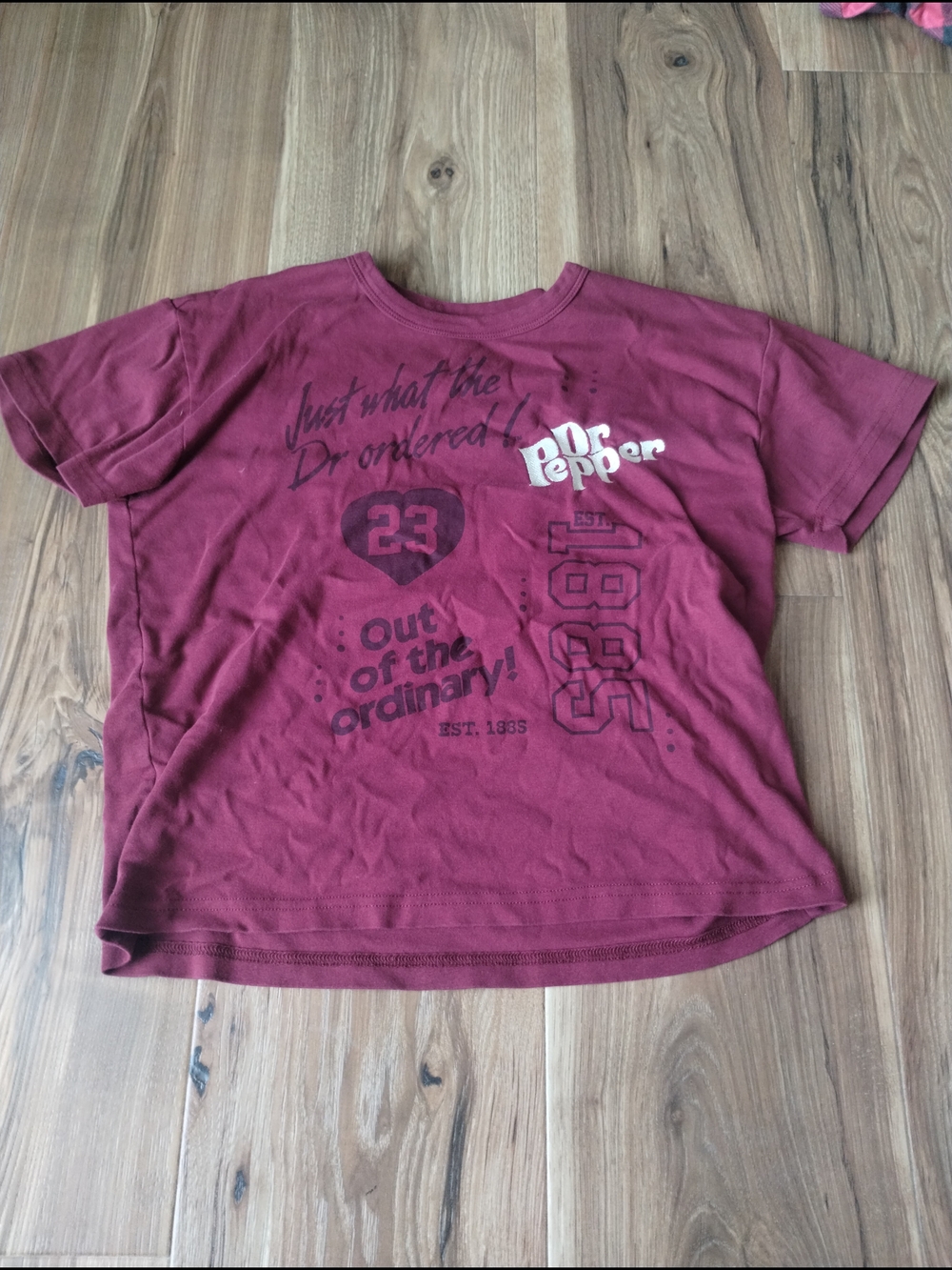 Women's Short-Sleeve Graphic Tee in Burgundy